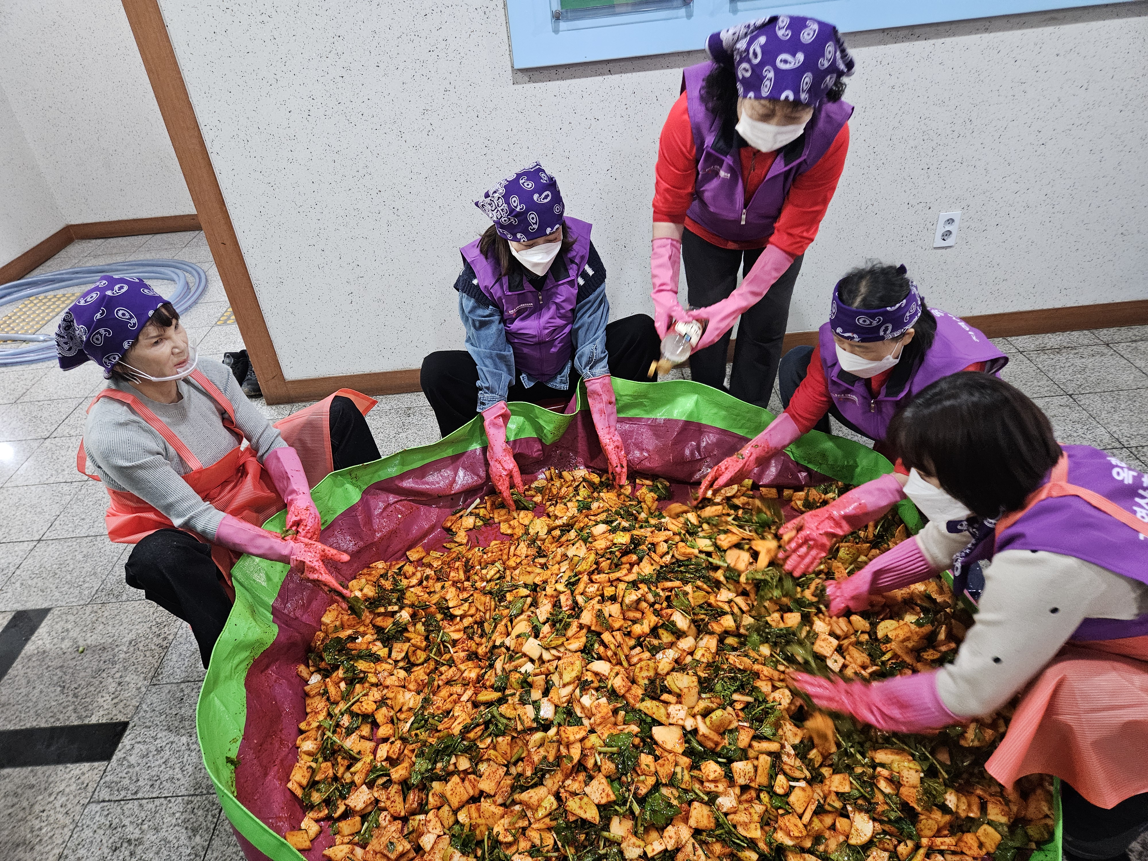 연수구 옥련2동 지역사회보장협의체는 지난 4일 2025 희망텃밭 사랑의 김치 나누기 행사를 열고 지역 내 저소득 취약계층 100세대에 손수 담근 깍두기 김치를 전달했다